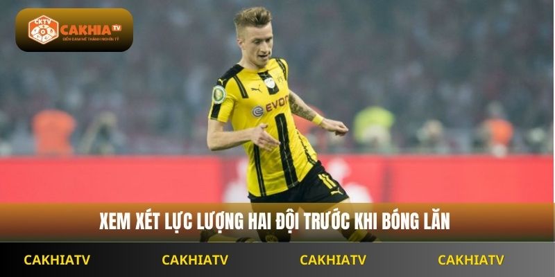 Xem xét lực lượng hai đội trước khi bóng lăn